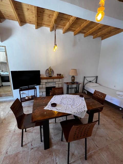 Emilios Traditional Villa Apartment in Dhërmi