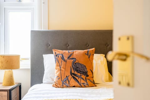 Fantastic, Spacious 3 Bedroom House With Garden House in Bath