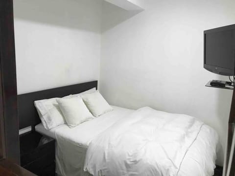 Bed, TV and multimedia, Photo of the whole room, Bedroom