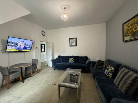 4 BR, Large & Modern Private House Central Location House in Newcastle upon Tyne