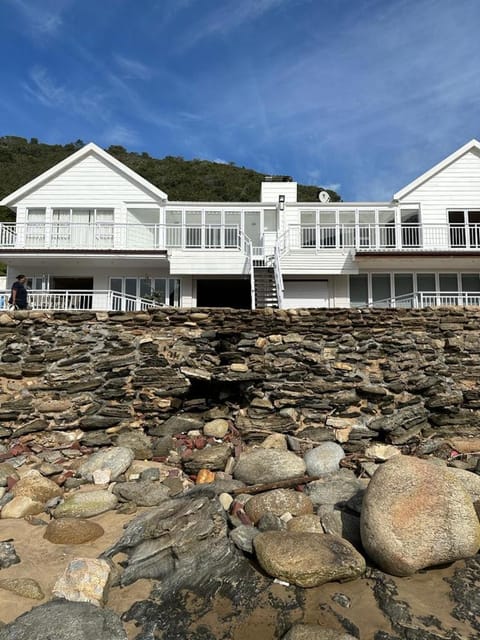 Beachfront property, Victoria Bay, Garden route Apartment in Western Cape