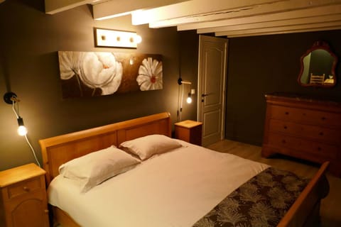 Bed, Photo of the whole room, Seating area, Bedroom