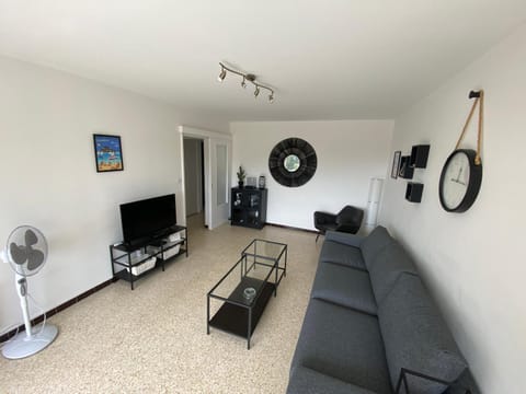 Communal lounge/ TV room, TV and multimedia, Living room, Seating area