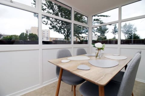 Family Home in the Charming Coastal Town of Barry House in Barry