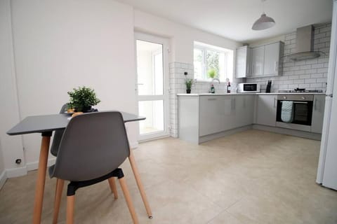 Family Home in the Charming Coastal Town of Barry House in Barry