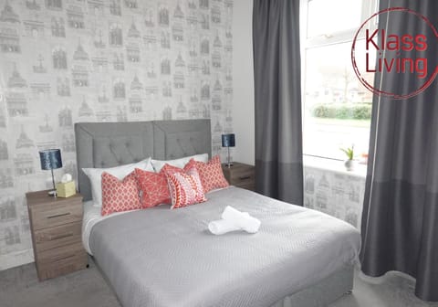 Bed, Decorative detail, Bedroom, Guests, group of guests, cot, Family