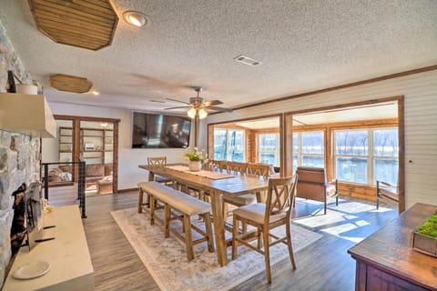 Fish House with Deck, Fire Pit and River Views House in Arkansas