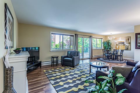 the Terrace, Best Area, WD, 2 baths, 2 Bedrooms, Jacuzzi Bath, Balcony, 925sf Apartment in Tacoma