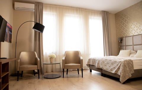 Bed, TV and multimedia, Photo of the whole room, Seating area, Bedroom