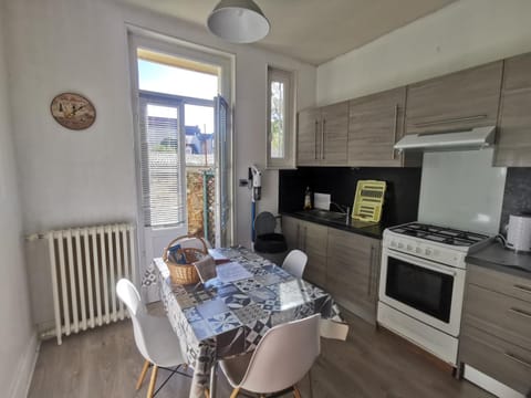 Bel appartement tout équipé! Proche des parcs, avec sa cour privative et sa place de parking sécurisée à 450 m du logement Apartment in Auvergne-Rhône-Alpes