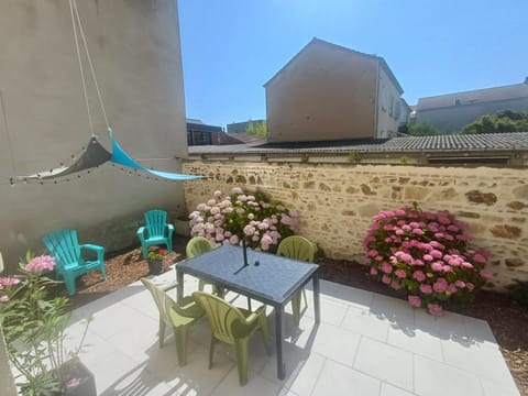 Bel appartement tout équipé! Proche des parcs, avec sa cour privative et sa place de parking sécurisée à 450 m du logement Apartment in Auvergne-Rhône-Alpes
