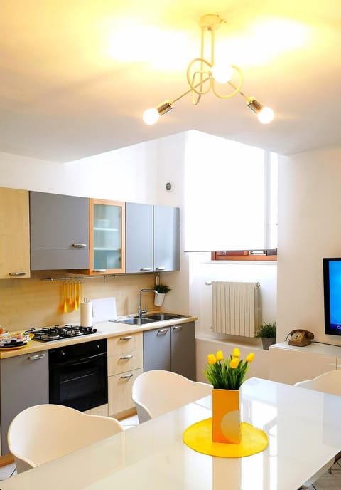 Old Town Apartment with Terrace - Live Love Lake Apartment in Peschiera del Garda