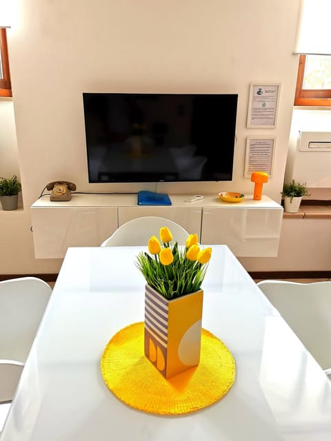 Old Town Apartment with Terrace - Live Love Lake Apartment in Peschiera del Garda