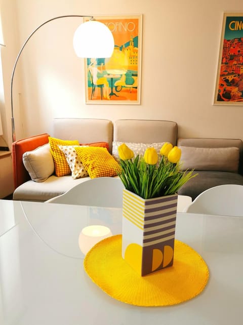 Old Town Apartment with Terrace - Live Love Lake Apartment in Peschiera del Garda