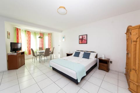 Bed, TV and multimedia, Living room, Dining area