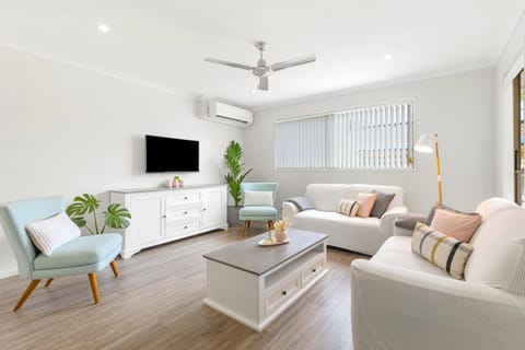 Communal lounge/ TV room, TV and multimedia, Living room, air conditioner