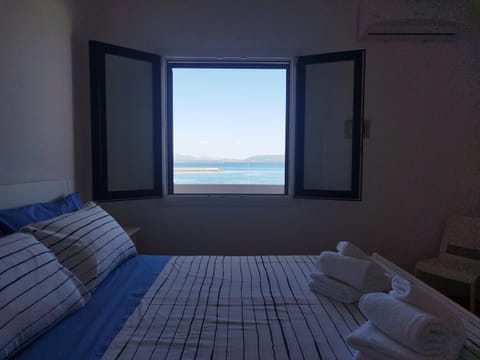 Photo of the whole room, Sea view