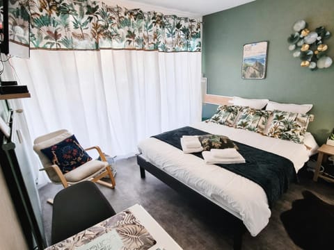 Bed, Living room, Photo of the whole room, Bedroom