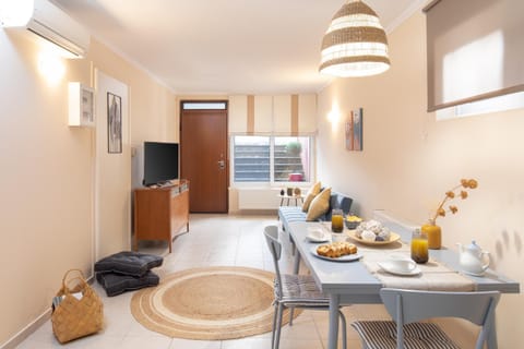 Living room, Seating area, Dining area, air conditioner