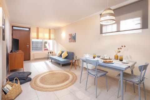 TV and multimedia, Seating area, Dining area