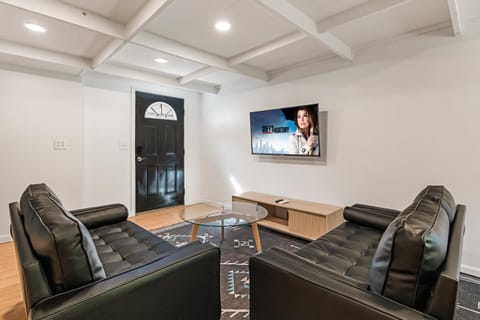 Communal lounge/ TV room, TV and multimedia, Living room, Seating area, Evening entertainment
