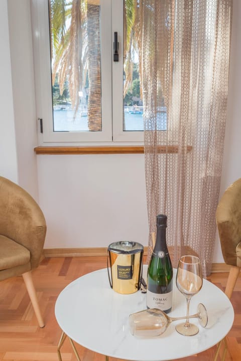 Seating area, City view, Sea view