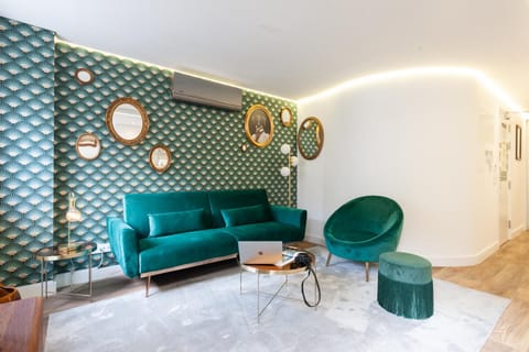 Living room, Seating area