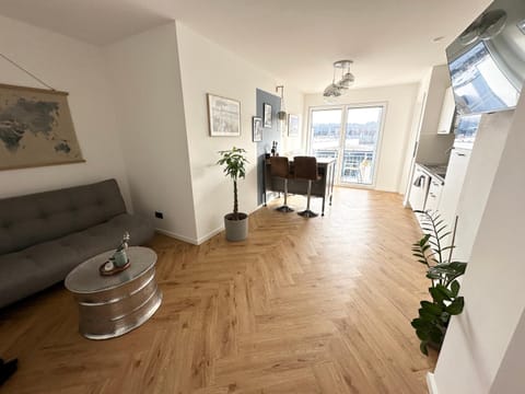 Wonderful World Apartment - stadtnah, Balkon, Parkplatz, E-Ladestation, Fitnessstudio Apartment in Koblenz