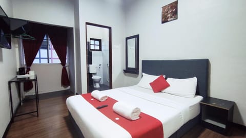 Bed, TV and multimedia, Bedroom, towels