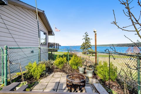 Three Eagles On Whidbey House in Freeland