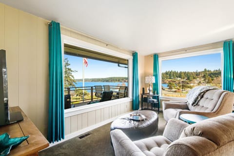 Three Eagles On Whidbey House in Freeland