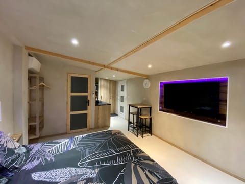 Bed, TV and multimedia, Photo of the whole room, Bedroom