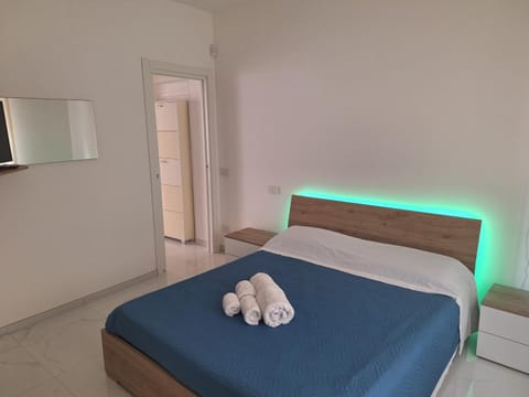 Bed, Bedroom, towels