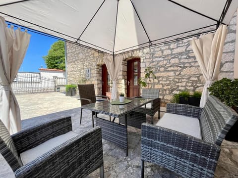 Day, Seating area, Dining area, Inner courtyard view, Parking