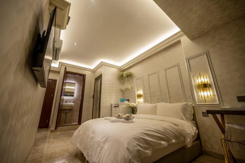 Bed, Photo of the whole room, Bedroom