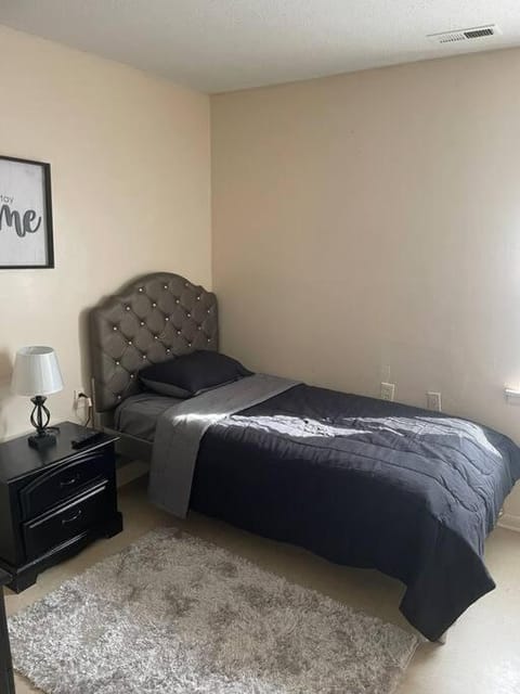 Beautiful Spacious 3 BR brick home for the family House in Decatur