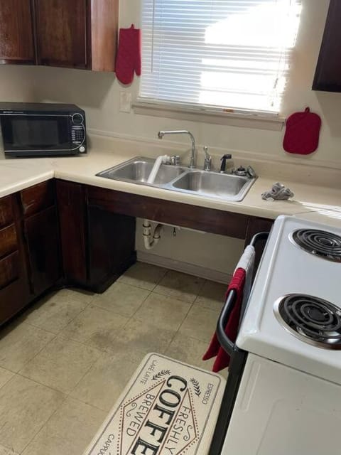 Beautiful Spacious 3 BR brick home for the family House in Decatur