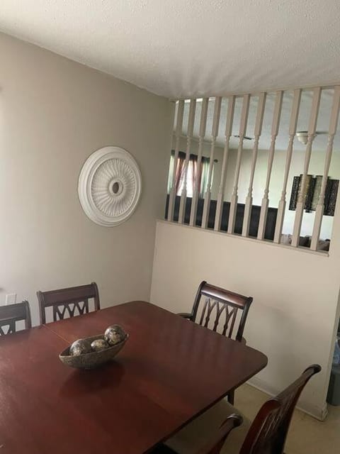 Beautiful Spacious 3 BR brick home for the family House in Decatur