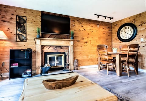 Mountain Villa Magnificent Views - 2 Pools, Fireplace & Hot Tub Apartment in Gatlinburg