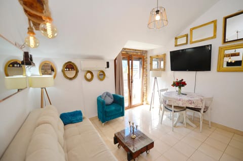 Communal lounge/ TV room, TV and multimedia, Living room, Seating area
