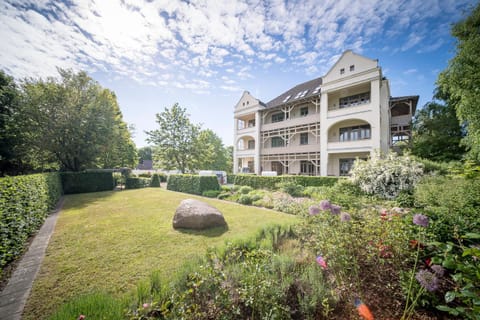 Property building, Garden, Balcony/Terrace