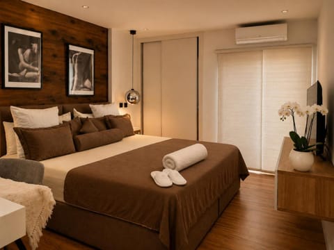 Bed, TV and multimedia, Photo of the whole room, Bedroom, towels, air conditioner