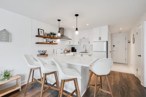 Kitchen or kitchenette, Dining area