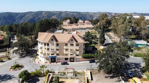 Property building, Spring, Day, Natural landscape, Bird's eye view, Mountain view, Street view, Location, Parking