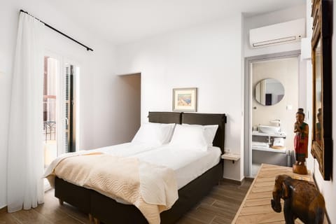 Bed, Bathroom, Photo of the whole room, Bedroom