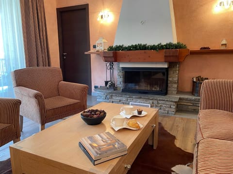 Living room, Lounge or bar, flat iron