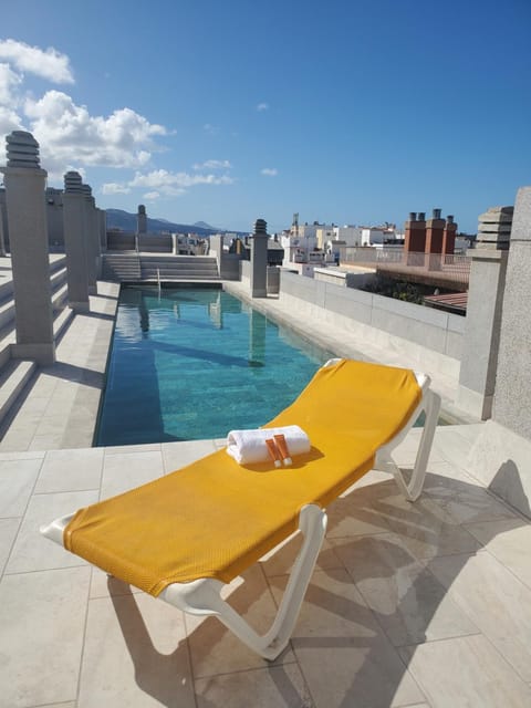 Swimming pool, sunbed