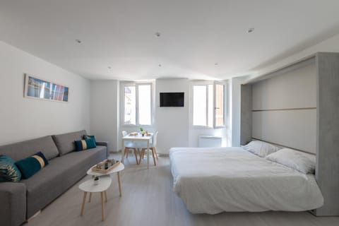 Studio lumineux Place de Lenche Panier Marseille Apartment in Marseille