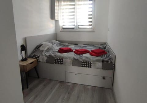 Bed, Other, Other, Other, Photo of the whole room, Seating area, Bedroom, towels, towels