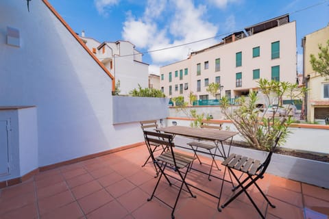 Property building, View (from property/room), Balcony/Terrace, Dining area